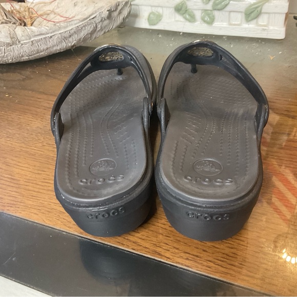 CROCS SANRAH LIQUID METALLIC WEDGE SANDALS 6 - Picture 6 of 7